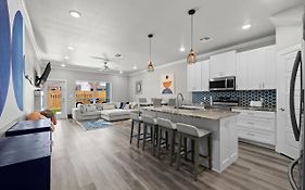 Beautiful New 3 Bedroom Townhouse W/ Private Pool